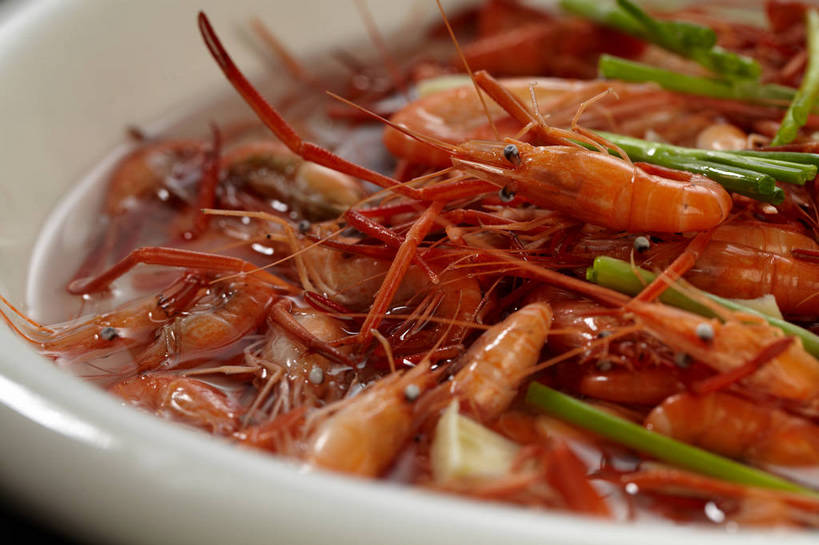 海鲜,无人,横图,俯视,室内,特写,白天,烹饪,中餐,餐桌,桌子,蔬菜,一堆,许多,堆叠,堆积,朦胧,模糊,新鲜,陶瓷,葱,青葱,调味,虾,香料,佐料,料理,食品,陶瓷制品,很多,水产,菜肴,美食,海洋生物,食物,一个,白色,容器,碗,中式,佳肴,有机食品,绿色食品,单个,餐台,中华料理,储藏,堆,配料,储存,水生动物,海产品,水生物,海底动物,作料,彩图,高角度拍摄,江苏菜,贮存,苏菜,shjb1,盐水虾