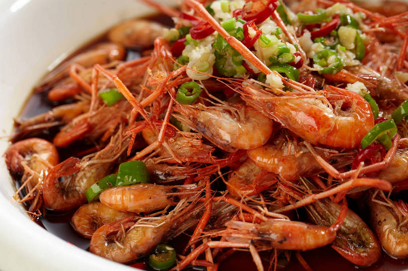 海鲜,无人,横图,俯视,室内,特写,白天,烹饪,中餐,餐桌,桌子,一堆,许多,堆叠,堆积,陶瓷,葱,青葱,调味,肉,虾,香料,佐料,料理,食品,陶瓷制品,很多,水产,菜肴,美食,肉类,海洋生物,食物,一个,白色,容器,碗,中式,佳肴,单个,餐台,中华料理,储藏,堆,虾肉,配料,储存,水生动物,河虾,海产品,水生物,肉食,海底动物,作料,本帮菜,沪菜,上海菜,淡水虾,青虾,日本沼虾,彩图,高角度拍摄,贮存,shjb1,油爆虾