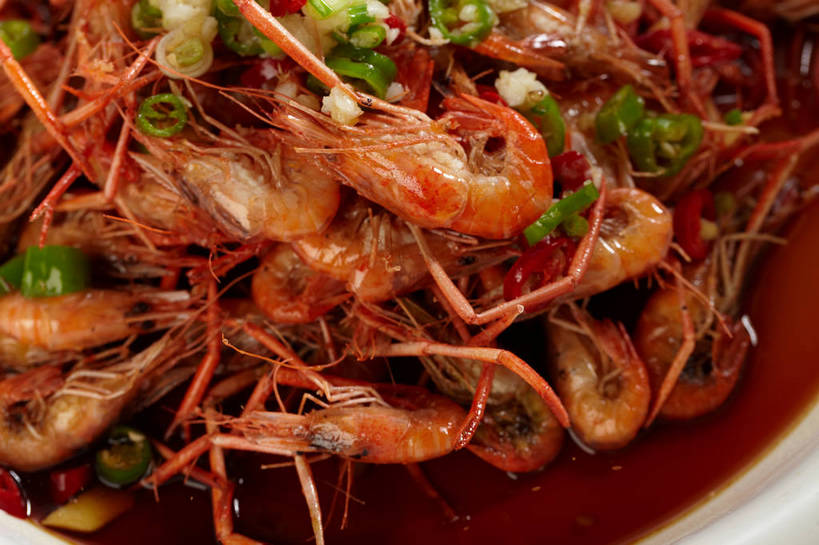 海鲜,无人,横图,俯视,室内,特写,白天,烹饪,中餐,餐桌,桌子,一堆,许多,堆叠,堆积,陶瓷,葱,青葱,调味,肉,虾,香料,佐料,料理,食品,陶瓷制品,很多,水产,菜肴,美食,肉类,海洋生物,食物,一个,白色,容器,碗,中式,佳肴,单个,餐台,中华料理,储藏,堆,虾肉,配料,储存,水生动物,河虾,海产品,水生物,肉食,海底动物,作料,本帮菜,沪菜,上海菜,淡水虾,青虾,日本沼虾,彩图,高角度拍摄,贮存,shjb1,油爆虾