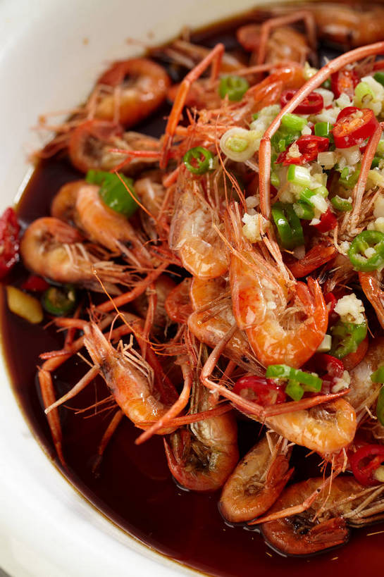 海鲜,无人,竖图,俯视,室内,特写,白天,烹饪,中餐,餐桌,桌子,一堆,许多,堆叠,堆积,陶瓷,葱,青葱,调味,肉,虾,香料,佐料,料理,食品,陶瓷制品,很多,水产,菜肴,美食,肉类,海洋生物,食物,一个,白色,容器,碗,中式,佳肴,单个,餐台,中华料理,储藏,堆,虾肉,配料,储存,水生动物,河虾,海产品,水生物,肉食,海底动物,作料,本帮菜,沪菜,上海菜,淡水虾,青虾,日本沼虾,彩图,高角度拍摄,贮存,shjb1,油爆虾