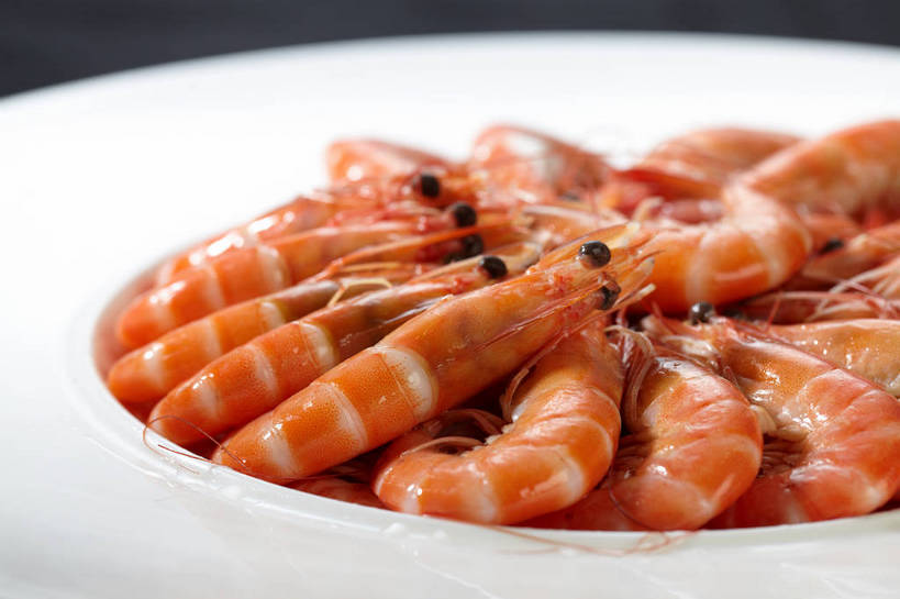 海鲜,无人,横图,俯视,室内,特写,白天,烹饪,中餐,餐桌,桌子,一堆,许多,堆叠,堆积,环绕,围绕,陶瓷,虾,料理,食品,陶瓷制品,很多,环抱,水产,菜肴,美食,海洋生物,食物,一个,白色,容器,碗,中式,佳肴,单个,餐台,中华料理,储藏,堆,储存,水生动物,海产品,水生物,海底动物,萦绕,彩图,高角度拍摄,贮存,shjb1,盐水虾