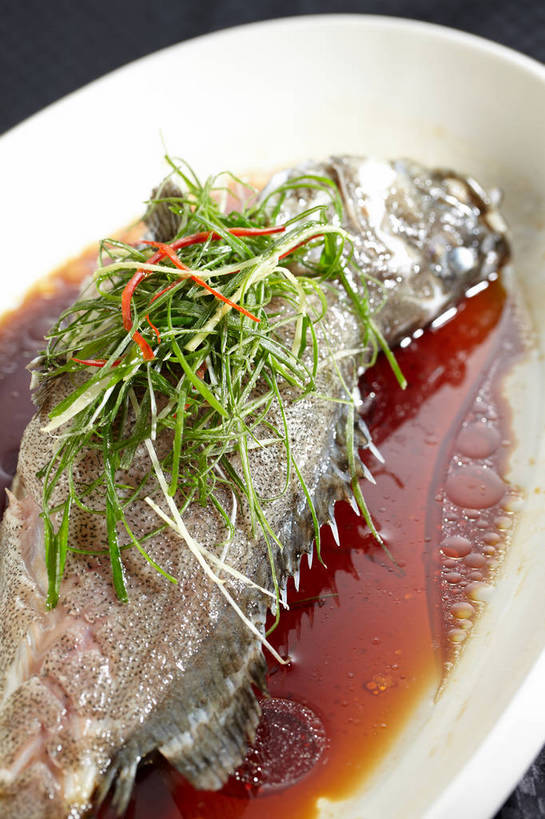 无人,竖图,俯视,室内,特写,白天,烹饪,中餐,餐桌,桌子,姜,一条,陶瓷,葱,青葱,调料,肉,香料,鱼肉,料理,食品,陶瓷制品,调味品,调味料,酱油,菜肴,美食,肉类,食物,一个,白色,容器,碗,中式,佳肴,单个,餐台,中华料理,储藏,储存,止咳,肉食,蒸菜,止痛,解毒,发汗,温肺,温胃,行气,止呕,百辣云,豉油,生姜,老姜,彩图,高角度拍摄,清蒸鱼,贮存,散寒,shjb1