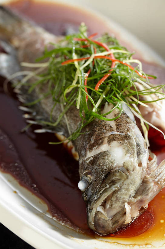 无人,竖图,俯视,室内,特写,白天,烹饪,中餐,餐桌,桌子,姜,一条,陶瓷,葱,青葱,调料,肉,香料,鱼肉,料理,食品,陶瓷制品,调味品,调味料,酱油,菜肴,美食,肉类,食物,一个,白色,容器,碗,中式,佳肴,单个,餐台,中华料理,储藏,储存,止咳,肉食,蒸菜,止痛,解毒,发汗,温肺,温胃,行气,止呕,百辣云,豉油,生姜,老姜,彩图,高角度拍摄,清蒸鱼,贮存,散寒,shjb1