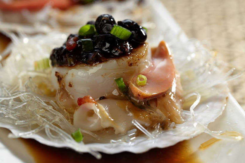 海鲜,面食,面条,无人,横图,俯视,室内,特写,白天,烹饪,中餐,餐桌,桌子,餐具,朦胧,模糊,布料,碟子,盘,陶瓷,葱,青葱,调料,调味,面,香料,佐料,料理,食品,陶瓷制品,调味品,扇贝,调味料,布纹,粉丝,水产,菜肴,美食,海洋生物,桌布,食物,一个,白色,盘子,餐巾,碟,台布,中式,佳肴,单个,餐台,中华料理,配料,水生动物,海产品,豆豉,水生物,海底动物,作料,冬粉,餐桌布,彩图,高角度拍摄,shjb1,粉丝扇贝