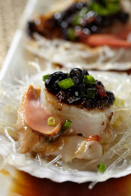 海鲜,面食,面条,无人,竖图,俯视,室内,特写,白天,烹饪,中餐,餐桌,桌子,餐具,朦胧,模糊,布料,碟子,盘,陶瓷,葱,青葱,调料,调味,面,香料,佐料,料理,食品,陶瓷制品,调味品,扇贝,调味料,布纹,粉丝,水产,菜肴,美食,海洋生物,桌布,食物,两个,白色,盘子,餐巾,碟,台布,中式,佳肴,餐台,中华料理,配料,水生动物,海产品,豆豉,水生物,海底动物,作料,冬粉,餐桌布,彩图,高角度拍摄,shjb1,粉丝扇贝