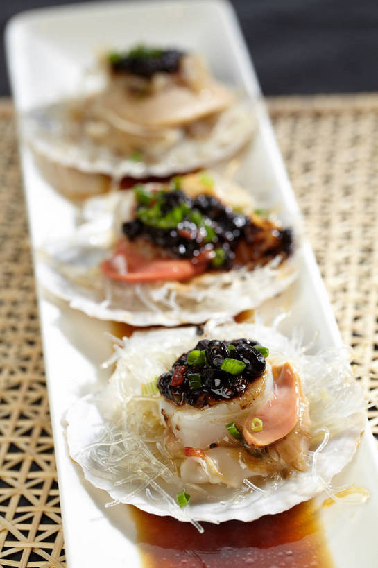 海鲜,面食,面条,无人,竖图,俯视,室内,特写,白天,烹饪,中餐,餐桌,桌子,餐具,一排,朦胧,模糊,整齐,并列,并排,布料,碟子,盘,陶瓷,葱,青葱,调料,调味,面,香料,佐料,料理,食品,陶瓷制品,调味品,扇贝,调味料,布纹,粉丝,水产,菜肴,美食,海洋生物,桌布,食物,排列,三个,一个,白色,盘子,餐巾,碟,台布,中式,佳肴,单个,餐台,中华料理,配料,队列,水生动物,海产品,豆豉,平行,水生物,海底动物,作料,冬粉,餐桌布,彩图,高角度拍摄,shjb1,粉丝扇贝