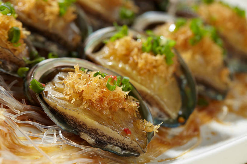 海鲜,面食,面条,无人,横图,俯视,室内,特写,白天,烹饪,中餐,餐具,一排,许多,朦胧,模糊,整齐,并列,并排,碟子,盘,陶瓷,葱,青葱,调味,面,香料,佐料,料理,食品,陶瓷制品,很多,粉丝,水产,菜肴,美食,海洋生物,食物,排列,盘子,碟,中式,鲍鱼,佳肴,中华料理,石决明,配料,队列,水生动物,海产品,平行,水生物,海底动物,作料,鳆鱼,镜面鱼,明目鱼,冬粉,彩图,高角度拍摄,shjb1,粉丝鲍鱼,粉丝蒸鲍鱼