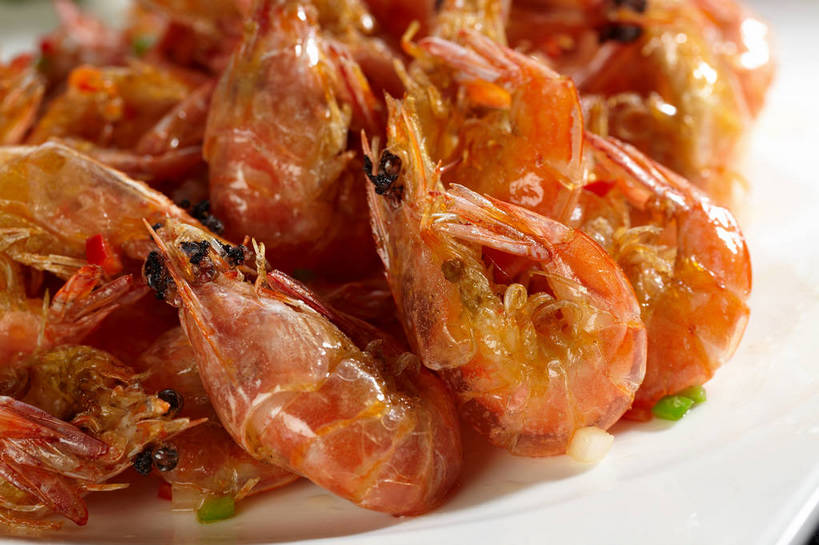 海鲜,无人,横图,俯视,室内,特写,白天,烹饪,中餐,餐桌,桌子,餐具,一堆,许多,堆叠,堆积,朦胧,模糊,碟子,盘,陶瓷,肉,虾,料理,食品,陶瓷制品,很多,水产,菜肴,美食,肉类,海洋生物,食物,一个,白色,盘子,碟,中式,佳肴,单个,餐台,中华料理,堆,虾肉,水生动物,河虾,海产品,水生物,肉食,海底动物,本帮菜,沪菜,上海菜,淡水虾,青虾,日本沼虾,彩图,高角度拍摄,shjb1,油爆虾