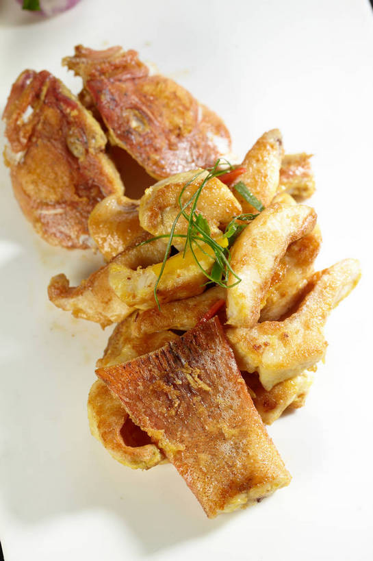 蟹,无人,竖图,俯视,室内,特写,白天,烹饪,中餐,餐桌,桌子,餐具,螃蟹,碟子,盘,陶瓷,炒菜,调味,肉,香料,佐料,料理,食品,陶瓷制品,蟹肉,菜肴,美食,肉类,食物,一个,白色,盘子,碟,中式,佳肴,单个,餐台,中华料理,配料,肉食,作料,甲壳动物,彩图,高角度拍摄,shjb1,炒蟹