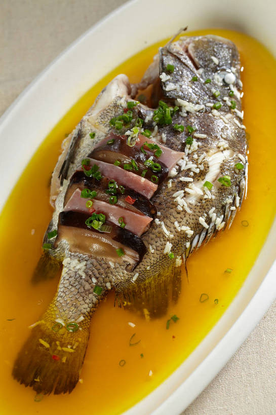 无人,竖图,俯视,室内,特写,白天,烹饪,中餐,餐桌,桌子,蔬菜,餐具,一条,新鲜,碟子,盘,陶瓷,菌菇,香菇,肉,鱼肉,料理,食品,陶瓷制品,菌类,火腿,猪肉,菜肴,美食,肉类,食物,腌制,盘子,碟,中式,食用菌,佳肴,有机食品,绿色食品,餐台,中华料理,真菌,肉食,蒸菜,豚肉,椎茸,熏制,火肉,兰熏,猪腿,彩图,高角度拍摄,清蒸鱼,平庄菇,香菌,香蕈,shjb1