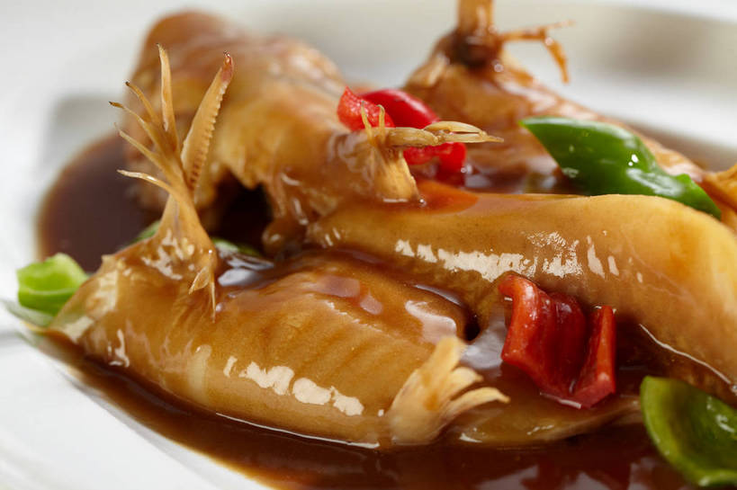 无人,横图,俯视,室内,特写,白天,烹饪,中餐,餐桌,桌子,蔬菜,朦胧,模糊,新鲜,鱼,陶瓷,青椒,红烧,肉,鱼肉,料理,食品,陶瓷制品,菜肴,美食,肉类,鱼类,食物,一个,白色,容器,碗,中式,佳肴,有机食品,绿色食品,单个,餐台,中华料理,储藏,储存,红烧鱼,肉食,大椒,菜椒,红烧菜,甜椒,柿子椒,灯笼椒,彩图,高角度拍摄,贮存,shjb1