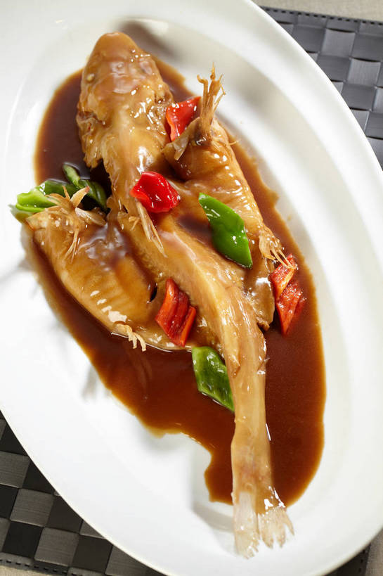 无人,竖图,俯视,室内,特写,白天,烹饪,中餐,餐桌,桌子,蔬菜,朦胧,模糊,新鲜,鱼,陶瓷,青椒,红烧,肉,鱼肉,料理,食品,陶瓷制品,菜肴,美食,肉类,鱼类,食物,一个,白色,容器,碗,中式,佳肴,有机食品,绿色食品,单个,餐台,中华料理,储藏,储存,红烧鱼,肉食,大椒,菜椒,红烧菜,甜椒,柿子椒,灯笼椒,彩图,高角度拍摄,贮存,shjb1