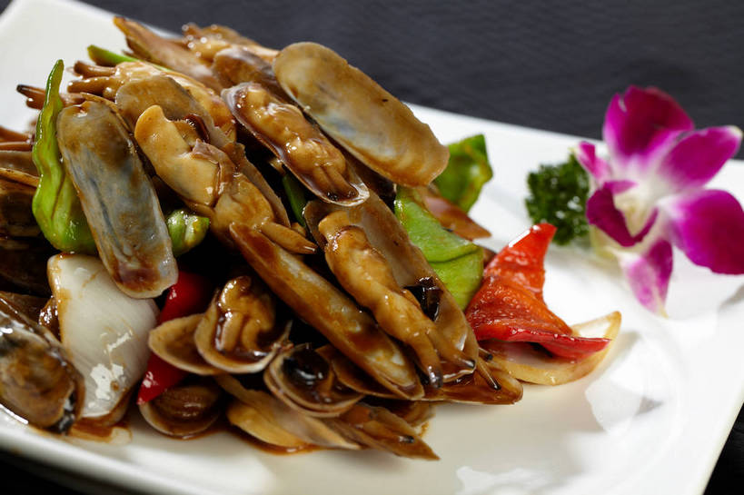 海鲜,无人,横图,俯视,室内,特写,白天,烹饪,中餐,餐桌,桌子,蔬菜,餐具,一堆,许多,堆叠,堆积,新鲜,装饰,盛开,碟子,盘,陶瓷,青椒,调料,酱料,酱汁,佐料,料理,食品,石斛,陶瓷制品,调味品,很多,调味料,花蕾,水产,酱,菜肴,美食,海洋生物,花,花瓣,花朵,鲜花,食物,一朵,白色,盘子,碟,花苞,花蕊,中式,佳肴,有机食品,绿色食品,餐台,中华料理,堆,华丽,修饰,软体动物,点缀,高雅,水生动物,海产品,水生物,蛏子,海底动物,大椒,菜椒,衬托,美观,雅致,雅观,石斛兰,金钗石斛,淡泊,花中君子,蛏,缢蛏,兰花,甜椒,柿子椒,灯笼椒,彩图,高角度拍摄,鲁菜,山东菜,shjb1,辣炒蛏子