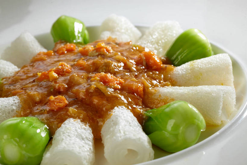 内脏,无人,横图,俯视,室内,特写,白天,烹饪,中餐,餐桌,桌子,蔬菜,餐具,新鲜,碟子,盘,陶瓷,青菜,肉,料理,食品,陶瓷制品,蟹肉,猪肉,菜肴,美食,肉类,食物,白色,盘子,碟,中式,佳肴,有机食品,绿色食品,餐台,中华料理,肉皮,小白菜,肉食,蟹黄,豚肉,不结球白菜,猪肉皮,彩图,高角度拍摄,shjb1,蟹黄扒竹荪