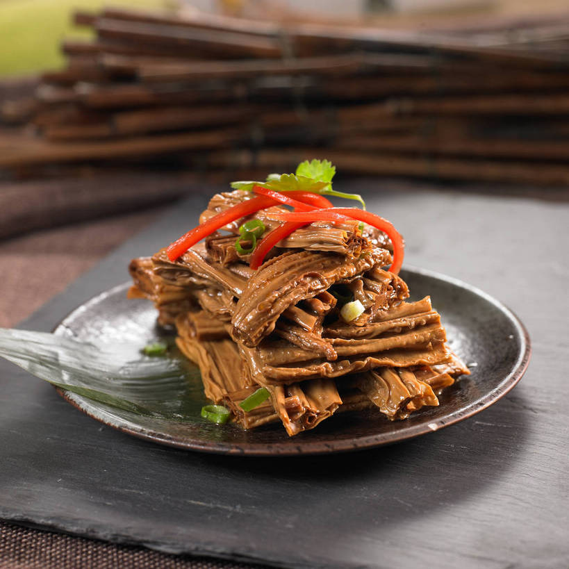 无人,横图,俯视,室内,特写,白天,烹饪,中餐,餐桌,桌子,辣椒,蔬菜,餐具,叶子,一堆,许多,阴影,堆叠,堆积,新鲜,装饰,反射,布料,碟子,盘,影子,陶瓷,葱,青葱,调料,红烧,酱料,酱汁,佐料,料理,食品,绿叶,陶瓷制品,调味品,很多,调味料,布纹,豆腐皮,酱,冷盘,菜肴,美食,桌布,食物,盘子,餐巾,碟,台布,中式,嫩叶,冷菜,凉菜,佳肴,有机食品,绿色食品,餐台,中华料理,堆,华丽,修饰,点缀,腐竹,彩椒,辣角,红海椒,大椒,辣虎,广椒,衬托,美观,雅致,雅观,豆腐衣,油皮,叶,叶片,甜椒,柿子椒,辣子,海椒,番椒,灯笼椒,餐桌布,彩图,高角度拍摄,凉拌腐竹,shjb1