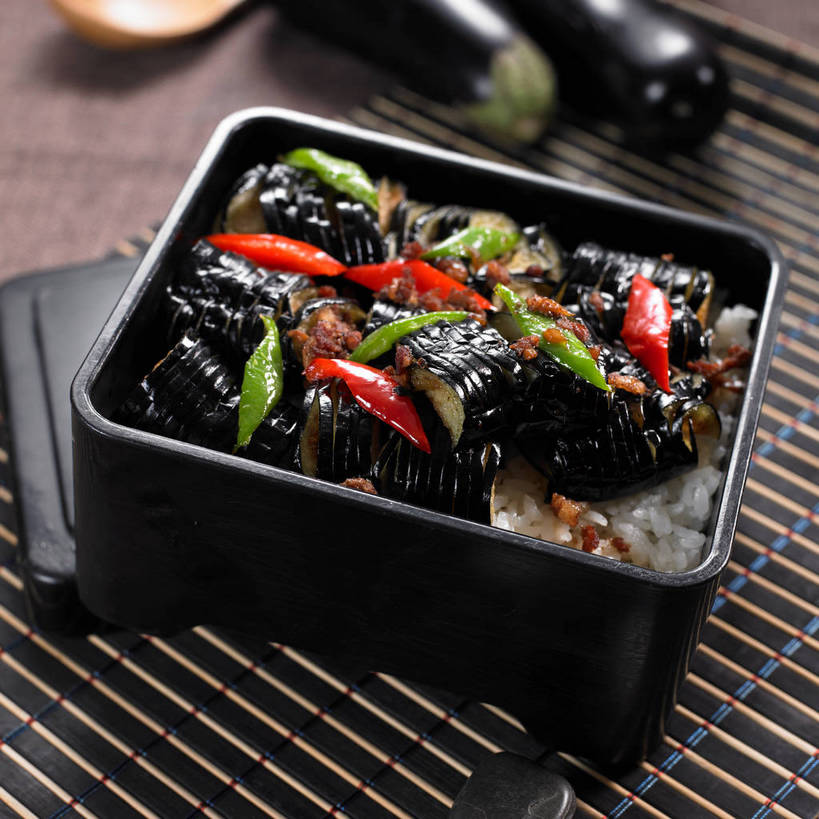 米饭,无人,横图,俯视,室内,特写,白天,烹饪,中餐,餐桌,桌子,茄子,蔬菜,一把,一堆,许多,堆叠,堆积,竹制,新鲜,木制,勺子,陶瓷,肉,料理,食品,陶瓷制品,饭,很多,肉糜,肉末,菜肴,美食,肉类,食物,木制品,容器,垫子,调羹,汤匙,碗,中式,佳肴,有机食品,绿色食品,餐台,中华料理,储藏,堆,五谷,竹制品,储存,肉食,盖浇饭,落苏,酪酥,昆仑瓜,矮瓜,彩图,高角度拍摄,贮存,shjb1,肉末烧茄子盖饭