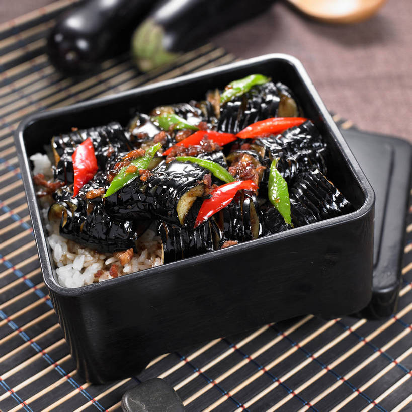 米饭,无人,横图,俯视,室内,特写,白天,烹饪,中餐,餐桌,桌子,茄子,蔬菜,一把,一堆,许多,堆叠,堆积,竹制,新鲜,木制,勺子,陶瓷,肉,料理,食品,陶瓷制品,饭,很多,肉糜,肉末,菜肴,美食,肉类,食物,木制品,容器,垫子,调羹,汤匙,碗,中式,佳肴,有机食品,绿色食品,餐台,中华料理,储藏,堆,五谷,竹制品,储存,肉食,盖浇饭,落苏,酪酥,昆仑瓜,矮瓜,彩图,高角度拍摄,贮存,shjb1,肉末烧茄子盖饭