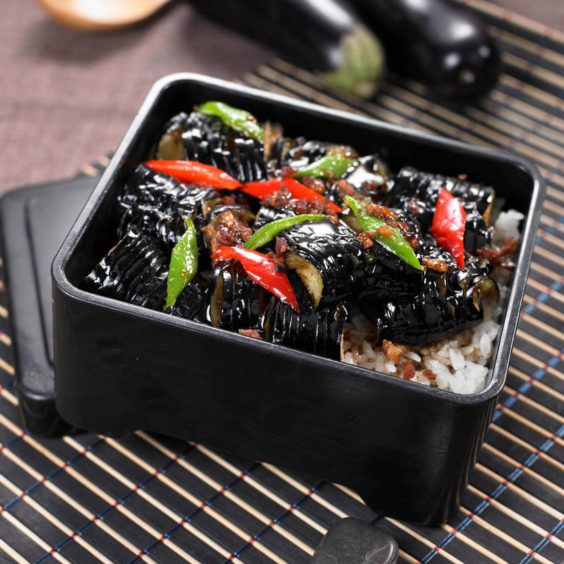 米饭,无人,横图,俯视,室内,特写,白天,烹饪,中餐,餐桌,桌子,茄子,蔬菜,一把,一堆,许多,堆叠,堆积,竹制,新鲜,木制,勺子,陶瓷,肉,料理,食品,陶瓷制品,饭,很多,肉糜,肉末,菜肴,美食,肉类,食物,木制品,容器,垫子,调羹,汤匙,碗,中式,佳肴,有机食品,绿色食品,餐台,中华料理,储藏,堆,五谷,竹制品,储存,肉食,盖浇饭,落苏,酪酥,昆仑瓜,矮瓜,彩图,高角度拍摄,贮存,shjb1,肉末烧茄子盖饭