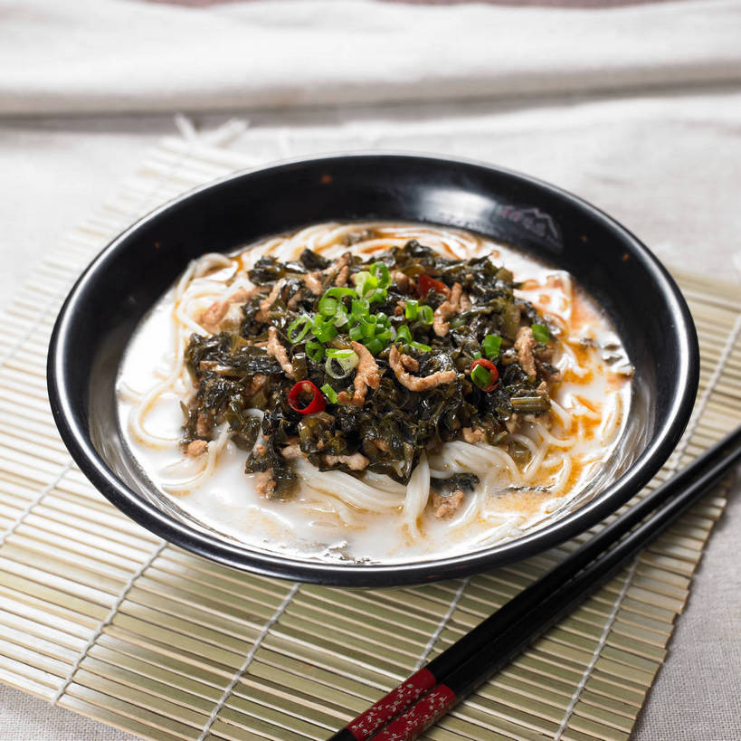 面食,面条,无人,横图,俯视,室内,特写,白天,烹饪,中餐,餐桌,筷子,桌子,餐具,一堆,一双,许多,阴影,堆叠,堆积,竹制,反射,布料,影子,陶瓷,葱,青葱,调味,面,肉,香料,佐料,料理,食品,陶瓷制品,很多,布纹,文化,传统,猪肉,雪菜肉丝面,雪菜,菜肴,美食,肉类,桌布,食物,一个,餐巾,容器,垫子,台布,碗,中式,佳肴,单个,餐台,中华料理,储藏,堆,礼节,配料,竹制品,储存,礼仪,肉食,豚肉,作料,雪里红,进餐用具,餐桌布,彩图,高角度拍摄,雪里蕻,贮存,shjb1