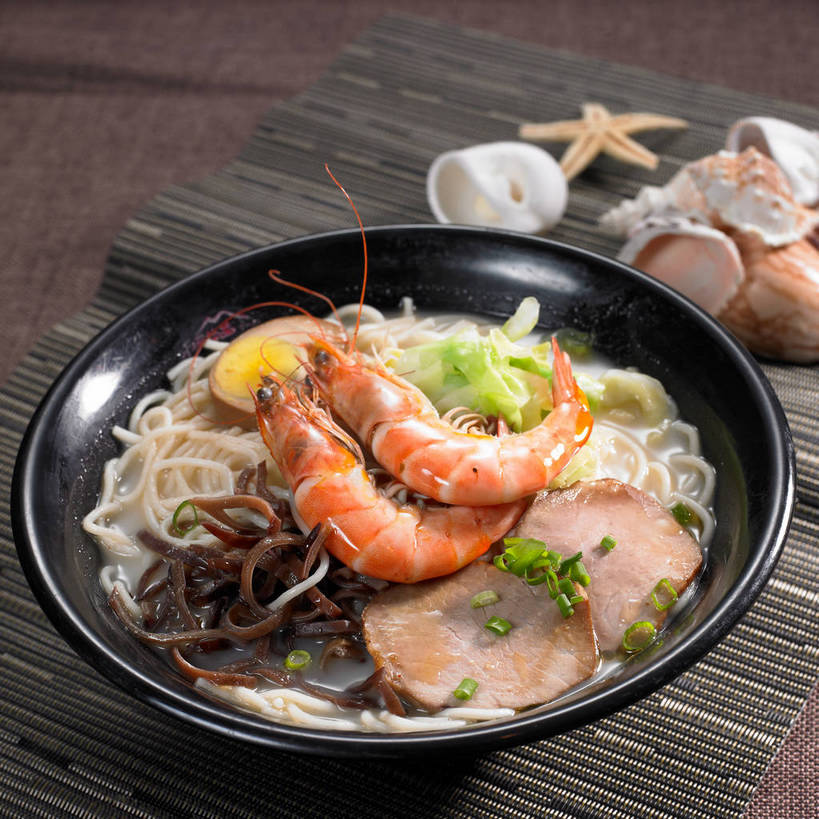 海鲜,面食,面条,无人,横图,俯视,室内,特写,白天,烹饪,中餐,餐桌,桌子,海星,贝壳,一堆,许多,切开,堆叠,堆积,布料,陶瓷,蛋,鸡蛋,面,肉,虾,料理,食品,陶瓷制品,半个,很多,布纹,叉烧,拉面,卤蛋,水产,猪肉,菜肴,美食,肉类,海洋生物,桌布,食物,一个,动物,餐巾,容器,台布,碗,切,一半,中式,生物,佳肴,对虾,单个,餐台,中华料理,储藏,堆,储存,水生动物,海产品,水生物,剖面,肉食,海底动物,切面,豚肉,卵,棘皮动物门,贝类外壳,海螺壳,软体动物外壳,星鱼,餐桌布,彩图,高角度拍摄,鸡卵,鸡子,贮存,海鲜拉面,shjb1