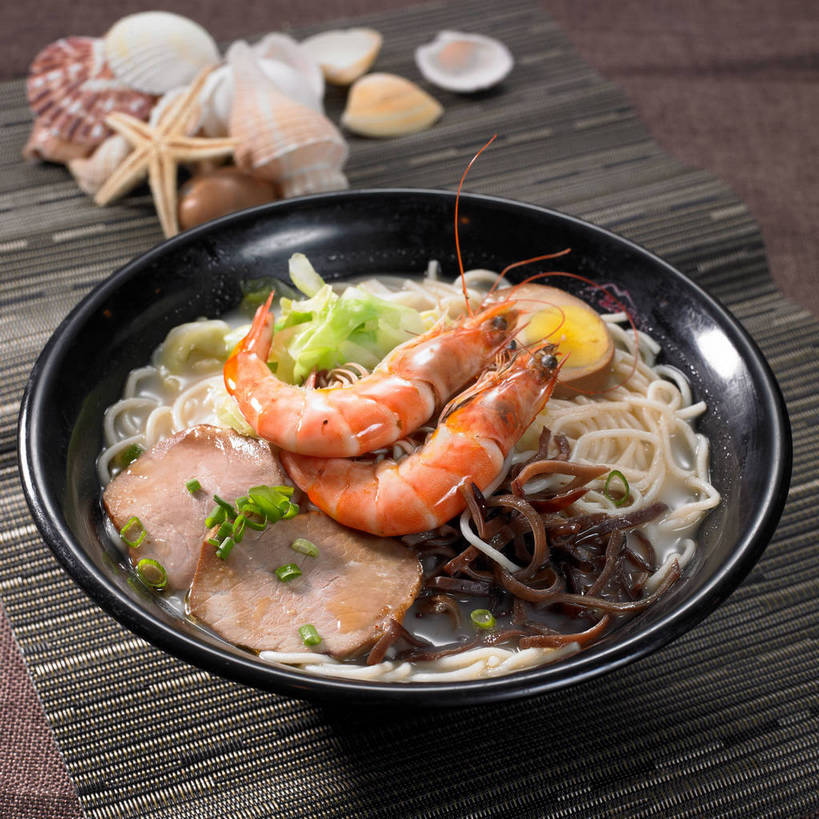 海鲜,面食,面条,无人,横图,俯视,室内,特写,白天,烹饪,中餐,餐桌,桌子,海星,贝壳,一堆,许多,切开,堆叠,堆积,布料,陶瓷,蛋,鸡蛋,面,肉,虾,料理,食品,陶瓷制品,半个,很多,布纹,叉烧,拉面,卤蛋,水产,猪肉,菜肴,美食,肉类,海洋生物,桌布,食物,一个,动物,餐巾,容器,台布,碗,切,一半,中式,生物,佳肴,对虾,单个,餐台,中华料理,储藏,堆,储存,水生动物,海产品,水生物,剖面,肉食,海底动物,切面,豚肉,卵,棘皮动物门,贝类外壳,海螺壳,软体动物外壳,星鱼,餐桌布,彩图,高角度拍摄,鸡卵,鸡子,贮存,海鲜拉面,shjb1