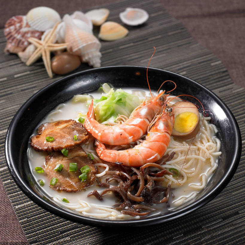 海鲜,面食,面条,无人,横图,俯视,室内,特写,白天,烹饪,中餐,餐桌,桌子,海星,贝壳,一堆,许多,切开,堆叠,堆积,布料,陶瓷,蛋,鸡蛋,面,肉,虾,料理,食品,陶瓷制品,半个,很多,布纹,叉烧,拉面,卤蛋,水产,猪肉,菜肴,美食,肉类,海洋生物,桌布,食物,一个,动物,餐巾,容器,台布,碗,切,一半,中式,生物,佳肴,对虾,单个,餐台,中华料理,储藏,堆,储存,水生动物,海产品,水生物,剖面,肉食,海底动物,切面,豚肉,卵,棘皮动物门,贝类外壳,海螺壳,软体动物外壳,星鱼,餐桌布,彩图,高角度拍摄,鸡卵,鸡子,贮存,海鲜拉面,shjb1