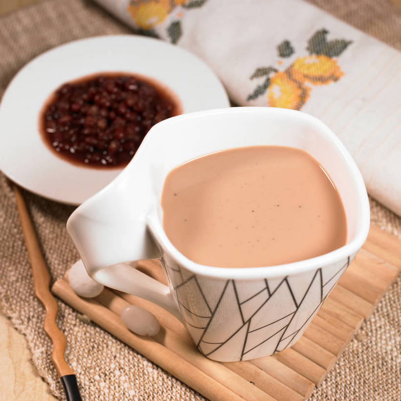 无人,横图,俯视,室内,特写,白天,爱情,石头,餐桌,桌子,杯子,餐具,玻璃,阴影,竹制,装饰,反射,布料,碟子,盘,石子,影子,陶瓷,红豆,奶茶,红豆沙,相思豆,陶瓷制品,饮品,一杯,布纹,玻璃制品,桌布,饮料,三个,一个,盘子,餐巾,马克杯,水杯,垫子,碟,台布,鹅卵石,搅拌棒,冬青,单个,餐台,华丽,修饰,点缀,竹制品,可口,按摩石,豆沙,相思,衬托,美观,雅致,雅观,适口,石块,搅棒,餐桌布,彩图,高角度拍摄,豆蓉,红豆泥,shjb1,红豆奶茶