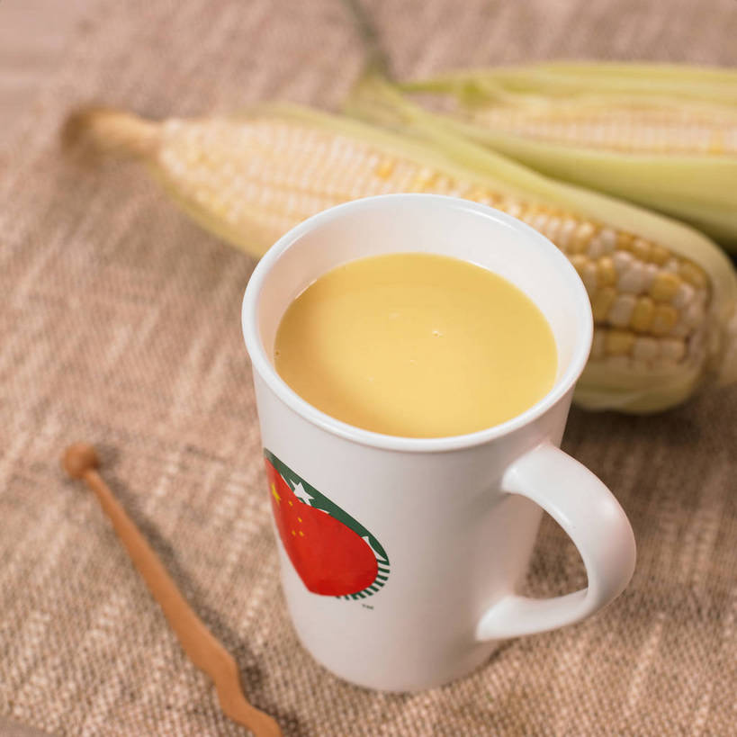 无人,横图,俯视,室内,特写,白天,玉米,餐桌,桌子,蔬菜,杯子,旗帜,国旗,阴影,朦胧,模糊,新鲜,反射,木制,棒子,布料,影子,陶瓷,玉蜀黍,食品,陶瓷制品,饮品,一杯,布纹,蔬菜汁,五星红旗,桌布,食物,饮料,两个,一个,红色,餐巾,马克杯,木制品,水杯,台布,搅拌棒,遮,遮掩,有机食品,绿色食品,单个,餐台,苞米,掩盖,遮挡,可口,苞芦,中国国旗,遮盖,苞谷,掩饰,包谷,大蜀黍,番麦,薏米包,玉高粱,玉麦,珍珠米,适口,旗,搅棒,餐桌布,彩图,高角度拍摄,红地五星旗,中华人民共和国国旗,玉米汁,shjb1