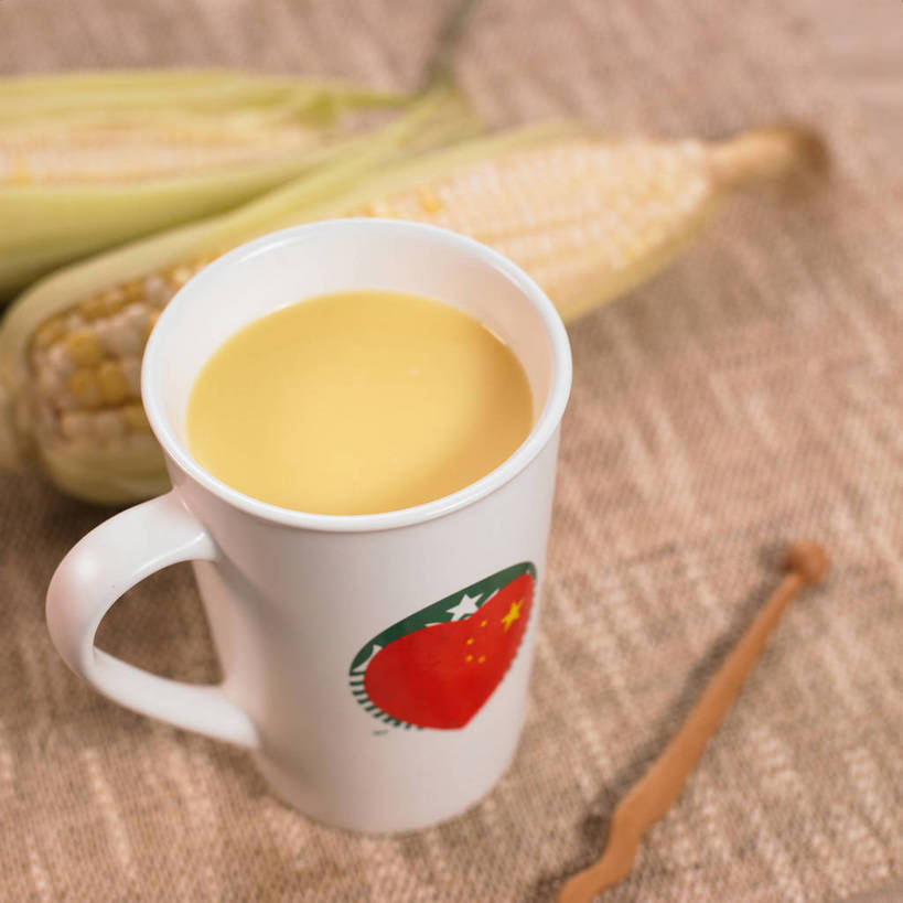 无人,横图,俯视,室内,特写,白天,玉米,餐桌,桌子,蔬菜,杯子,旗帜,国旗,阴影,朦胧,模糊,新鲜,反射,木制,棒子,布料,影子,陶瓷,玉蜀黍,食品,陶瓷制品,饮品,一杯,布纹,蔬菜汁,五星红旗,桌布,食物,饮料,两个,一个,红色,餐巾,马克杯,木制品,水杯,台布,搅拌棒,遮,遮掩,有机食品,绿色食品,单个,餐台,苞米,掩盖,遮挡,可口,苞芦,中国国旗,遮盖,苞谷,掩饰,包谷,大蜀黍,番麦,薏米包,玉高粱,玉麦,珍珠米,适口,旗,搅棒,餐桌布,彩图,高角度拍摄,红地五星旗,中华人民共和国国旗,玉米汁,shjb1