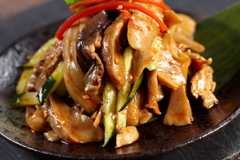 内脏,无人,横图,俯视,室内,特写,白天,烹饪,中餐,餐桌,桌子,黄瓜,辣椒,蔬菜,餐具,一堆,许多,阴影,堆叠,堆积,朦胧,模糊,新鲜,反射,布料,碟子,盘,影子,陶瓷,肉,料理,食品,陶瓷制品,很多,布纹,猪肉,冷盘,猪肚,菜肴,美食,肉类,桌布,食物,一个,红色,盘子,餐巾,碟,台布,中式,冷菜,凉菜,佳肴,有机食品,绿色食品,单个,餐台,中华料理,堆,肉食,彩椒,辣角,红海椒,大椒,辣虎,广椒,豚肉,肚子,甜椒,柿子椒,青瓜,辣子,胡瓜,海椒,番椒,灯笼椒,餐桌布,彩图,高角度拍摄,shjb1,凉拌猪肚