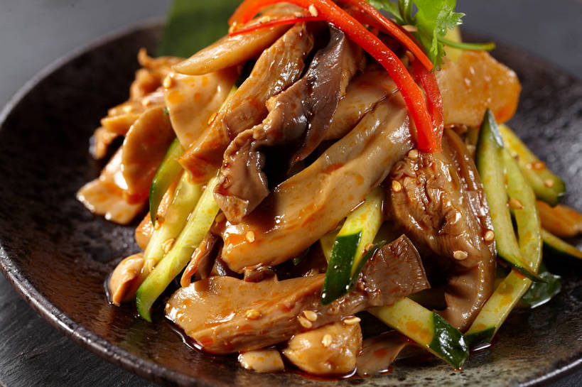 内脏,无人,横图,俯视,室内,特写,白天,烹饪,中餐,餐桌,桌子,黄瓜,辣椒,蔬菜,餐具,一堆,许多,阴影,堆叠,堆积,朦胧,模糊,新鲜,反射,布料,碟子,盘,影子,陶瓷,肉,料理,食品,陶瓷制品,很多,布纹,猪肉,冷盘,猪肚,菜肴,美食,肉类,桌布,食物,一个,红色,盘子,餐巾,碟,台布,中式,冷菜,凉菜,佳肴,有机食品,绿色食品,单个,餐台,中华料理,堆,肉食,彩椒,辣角,红海椒,大椒,辣虎,广椒,豚肉,肚子,甜椒,柿子椒,青瓜,辣子,胡瓜,海椒,番椒,灯笼椒,餐桌布,彩图,高角度拍摄,shjb1,凉拌猪肚