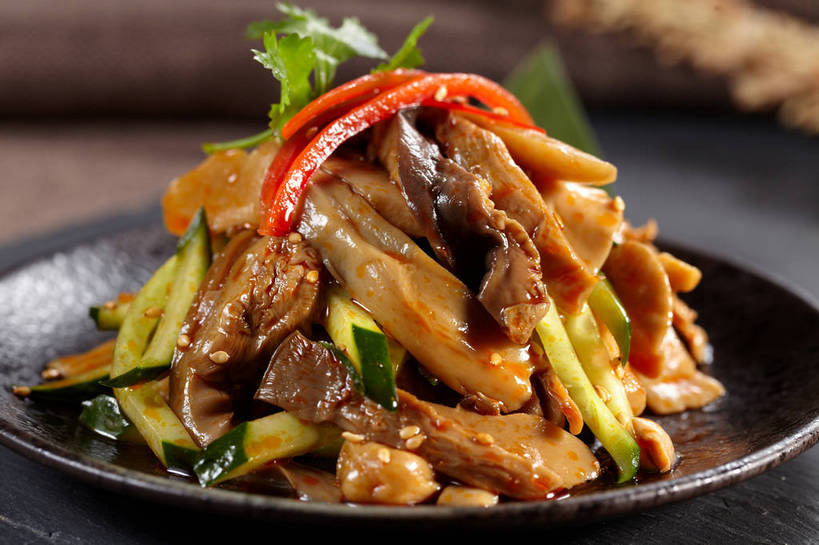 内脏,无人,横图,俯视,室内,特写,白天,烹饪,中餐,餐桌,桌子,黄瓜,辣椒,蔬菜,餐具,叶子,一堆,许多,阴影,堆叠,堆积,朦胧,模糊,新鲜,反射,布料,碟子,盘,影子,陶瓷,肉,料理,食品,绿叶,陶瓷制品,很多,布纹,猪肉,冷盘,猪肚,菜肴,美食,肉类,桌布,食物,一个,红色,盘子,餐巾,碟,台布,中式,嫩叶,冷菜,凉菜,佳肴,有机食品,绿色食品,单个,餐台,中华料理,堆,肉食,彩椒,辣角,红海椒,大椒,辣虎,广椒,豚肉,肚子,叶,叶片,甜椒,柿子椒,青瓜,辣子,胡瓜,海椒,番椒,灯笼椒,餐桌布,彩图,高角度拍摄,shjb1,凉拌猪肚