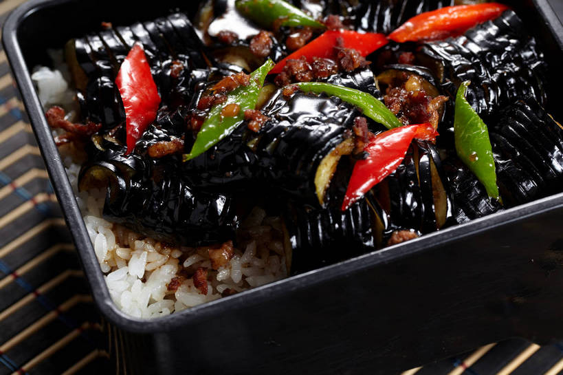 米饭,无人,横图,俯视,室内,特写,白天,烹饪,中餐,餐桌,桌子,茄子,蔬菜,一把,一堆,许多,堆叠,堆积,竹制,新鲜,木制,勺子,陶瓷,肉,料理,食品,陶瓷制品,饭,很多,肉糜,肉末,菜肴,美食,肉类,食物,木制品,容器,垫子,调羹,汤匙,碗,中式,佳肴,有机食品,绿色食品,餐台,中华料理,储藏,堆,五谷,竹制品,储存,肉食,盖浇饭,落苏,酪酥,昆仑瓜,矮瓜,彩图,高角度拍摄,贮存,shjb1,肉末烧茄子盖饭