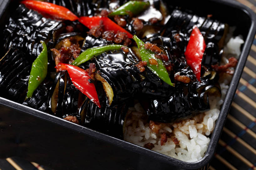 米饭,无人,横图,俯视,室内,特写,白天,烹饪,中餐,餐桌,桌子,茄子,蔬菜,一把,一堆,许多,堆叠,堆积,竹制,新鲜,木制,勺子,陶瓷,肉,料理,食品,陶瓷制品,饭,很多,肉糜,肉末,菜肴,美食,肉类,食物,木制品,容器,垫子,调羹,汤匙,碗,中式,佳肴,有机食品,绿色食品,餐台,中华料理,储藏,堆,五谷,竹制品,储存,肉食,盖浇饭,落苏,酪酥,昆仑瓜,矮瓜,彩图,高角度拍摄,贮存,shjb1,肉末烧茄子盖饭