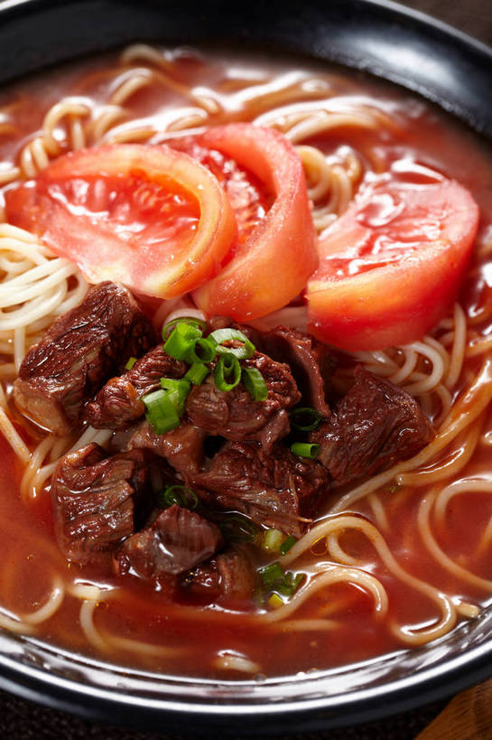 面食,面条,无人,竖图,俯视,室内,特写,白天,烹饪,中餐,餐桌,桌子,蔬菜,西红柿,朦胧,模糊,新鲜,布料,陶瓷,面,肉,牛肉,料理,食品,陶瓷制品,布纹,菜肴,美食,肉类,桌布,食物,一个,餐巾,容器,台布,碗,中式,佳肴,牛肉面,有机食品,绿色食品,单个,餐台,中华料理,储藏,储存,肉食,洋柿子,柑仔蜜,番茄,臭柿,餐桌布,彩图,高角度拍摄,六月柿,贮存,喜报三元,shjb1,番茄牛肉面