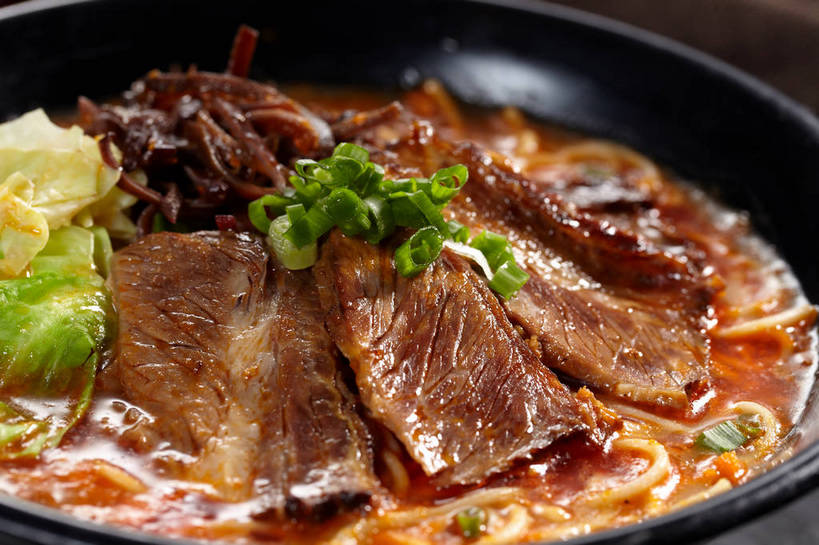 面食,面条,无人,横图,俯视,室内,特写,白天,烹饪,中餐,餐桌,桌子,蔬菜,椰菜,卷心菜,一堆,许多,堆叠,堆积,新鲜,陶瓷,葱,青葱,海带,面,肉,牛肉,料理,食品,陶瓷制品,很多,菜肴,美食,肉类,食物,一个,容器,碗,中式,甘蓝,佳肴,牛肉面,有机食品,绿色食品,单个,餐台,中华料理,储藏,堆,储存,肉食,江白菜,甘蓝菜,结球甘蓝,甘兰,包心菜,彩图,高角度拍摄,圆白菜,贮存,牛肉拉面,shjb1