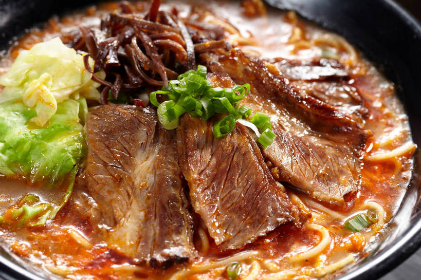 面食,面条,无人,横图,俯视,室内,特写,白天,烹饪,中餐,餐桌,桌子,蔬菜,椰菜,卷心菜,一堆,许多,堆叠,堆积,新鲜,陶瓷,葱,青葱,海带,面,肉,牛肉,料理,食品,陶瓷制品,很多,菜肴,美食,肉类,食物,一个,容器,碗,中式,甘蓝,佳肴,牛肉面,有机食品,绿色食品,单个,餐台,中华料理,储藏,堆,储存,肉食,江白菜,甘蓝菜,结球甘蓝,甘兰,包心菜,彩图,高角度拍摄,圆白菜,贮存,牛肉拉面,shjb1