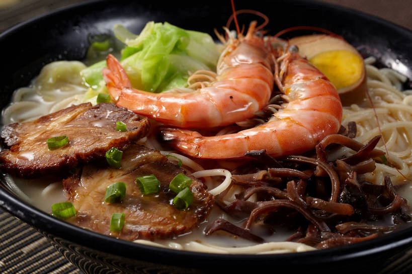 海鲜,面食,面条,无人,横图,俯视,室内,特写,白天,烹饪,中餐,餐桌,桌子,一堆,许多,切开,堆叠,堆积,朦胧,模糊,布料,陶瓷,蛋,鸡蛋,面,肉,虾,料理,食品,陶瓷制品,半个,很多,布纹,叉烧,拉面,卤蛋,水产,猪肉,菜肴,美食,肉类,海洋生物,桌布,食物,一个,餐巾,容器,台布,碗,切,一半,中式,佳肴,对虾,单个,餐台,中华料理,储藏,堆,储存,水生动物,海产品,水生物,剖面,肉食,海底动物,切面,豚肉,卵,餐桌布,彩图,高角度拍摄,鸡卵,鸡子,贮存,海鲜拉面,shjb1