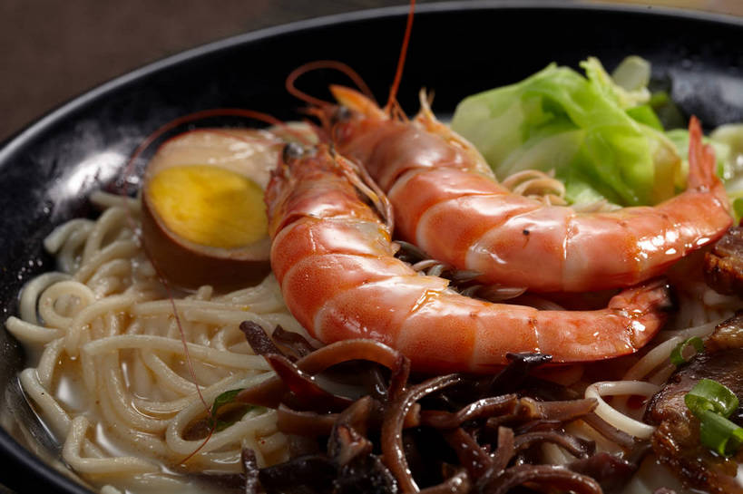 海鲜,面食,面条,无人,横图,俯视,室内,特写,白天,烹饪,中餐,餐桌,桌子,一堆,许多,切开,堆叠,堆积,朦胧,模糊,布料,陶瓷,蛋,鸡蛋,面,肉,虾,料理,食品,陶瓷制品,半个,很多,布纹,叉烧,拉面,卤蛋,水产,猪肉,菜肴,美食,肉类,海洋生物,桌布,食物,一个,餐巾,容器,台布,碗,切,一半,中式,佳肴,对虾,单个,餐台,中华料理,储藏,堆,储存,水生动物,海产品,水生物,剖面,肉食,海底动物,切面,豚肉,卵,餐桌布,彩图,高角度拍摄,鸡卵,鸡子,贮存,海鲜拉面,shjb1