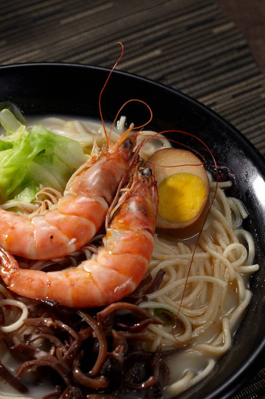 海鲜,面食,面条,无人,竖图,俯视,室内,特写,白天,烹饪,中餐,餐桌,桌子,一堆,许多,切开,堆叠,堆积,朦胧,模糊,布料,陶瓷,蛋,鸡蛋,面,肉,虾,料理,食品,陶瓷制品,半个,很多,布纹,叉烧,拉面,卤蛋,水产,猪肉,菜肴,美食,肉类,海洋生物,桌布,食物,一个,餐巾,容器,台布,碗,切,一半,中式,佳肴,对虾,单个,餐台,中华料理,储藏,堆,储存,水生动物,海产品,水生物,剖面,肉食,海底动物,切面,豚肉,卵,餐桌布,彩图,高角度拍摄,鸡卵,鸡子,贮存,海鲜拉面,shjb1