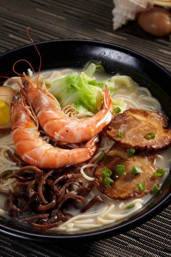 海鲜,面食,面条,无人,竖图,俯视,室内,特写,白天,烹饪,中餐,餐桌,桌子,一堆,许多,切开,堆叠,堆积,朦胧,模糊,布料,陶瓷,蛋,鸡蛋,面,肉,虾,料理,食品,陶瓷制品,半个,很多,布纹,叉烧,拉面,卤蛋,水产,猪肉,菜肴,美食,肉类,海洋生物,桌布,食物,一个,餐巾,容器,台布,碗,切,一半,中式,佳肴,对虾,单个,餐台,中华料理,储藏,堆,储存,水生动物,海产品,水生物,剖面,肉食,海底动物,切面,豚肉,卵,餐桌布,彩图,高角度拍摄,鸡卵,鸡子,贮存,海鲜拉面,shjb1