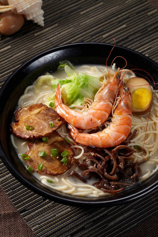 海鲜,面食,面条,无人,竖图,俯视,室内,特写,白天,烹饪,中餐,餐桌,桌子,一堆,许多,切开,堆叠,堆积,朦胧,模糊,布料,陶瓷,蛋,鸡蛋,面,肉,虾,料理,食品,陶瓷制品,半个,很多,布纹,叉烧,拉面,卤蛋,水产,猪肉,菜肴,美食,肉类,海洋生物,桌布,食物,一个,餐巾,容器,台布,碗,切,一半,中式,佳肴,对虾,单个,餐台,中华料理,储藏,堆,储存,水生动物,海产品,水生物,剖面,肉食,海底动物,切面,豚肉,卵,餐桌布,彩图,高角度拍摄,鸡卵,鸡子,贮存,海鲜拉面,shjb1