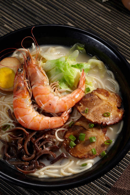 海鲜,面食,面条,无人,竖图,俯视,室内,特写,白天,烹饪,中餐,餐桌,桌子,一堆,许多,切开,堆叠,堆积,朦胧,模糊,布料,陶瓷,蛋,鸡蛋,面,肉,虾,料理,食品,陶瓷制品,半个,很多,布纹,叉烧,拉面,卤蛋,水产,猪肉,菜肴,美食,肉类,海洋生物,桌布,食物,一个,餐巾,容器,台布,碗,切,一半,中式,佳肴,对虾,单个,餐台,中华料理,储藏,堆,储存,水生动物,海产品,水生物,剖面,肉食,海底动物,切面,豚肉,卵,餐桌布,彩图,高角度拍摄,鸡卵,鸡子,贮存,海鲜拉面,shjb1