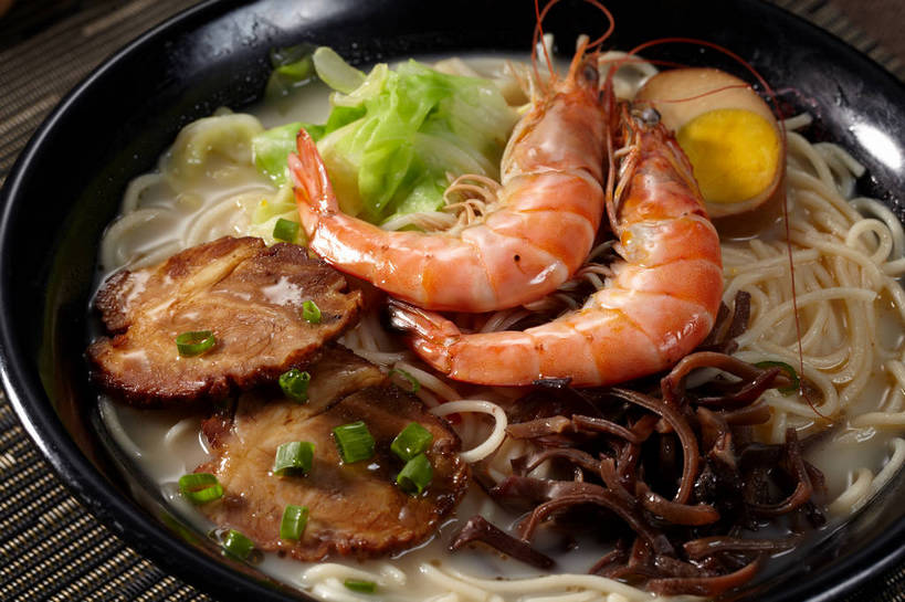 海鲜,面食,面条,无人,横图,俯视,室内,特写,白天,烹饪,中餐,餐桌,桌子,一堆,许多,切开,堆叠,堆积,朦胧,模糊,布料,陶瓷,蛋,鸡蛋,面,肉,虾,料理,食品,陶瓷制品,半个,很多,布纹,叉烧,拉面,卤蛋,水产,猪肉,菜肴,美食,肉类,海洋生物,桌布,食物,一个,餐巾,容器,台布,碗,切,一半,中式,佳肴,对虾,单个,餐台,中华料理,储藏,堆,储存,水生动物,海产品,水生物,剖面,肉食,海底动物,切面,豚肉,卵,餐桌布,彩图,高角度拍摄,鸡卵,鸡子,贮存,海鲜拉面,shjb1