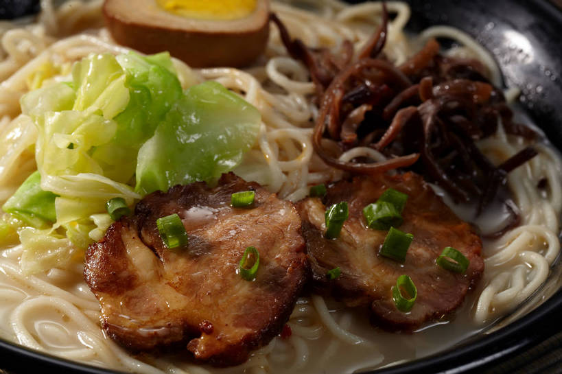 面食,面条,无人,横图,俯视,室内,特写,白天,烹饪,中餐,餐桌,桌子,蔬菜,椰菜,卷心菜,一堆,许多,切开,堆叠,堆积,新鲜,布料,陶瓷,葱,青葱,蛋,鸡蛋,面,肉,料理,食品,陶瓷制品,半个,很多,布纹,叉烧,拉面,卤蛋,猪肉,菜肴,美食,肉类,桌布,食物,一个,餐巾,容器,台布,碗,切,一半,中式,甘蓝,佳肴,有机食品,绿色食品,单个,餐台,中华料理,储藏,堆,储存,剖面,肉食,切面,豚肉,卵,甘蓝菜,结球甘蓝,甘兰,包心菜,餐桌布,彩图,高角度拍摄,圆白菜,鸡卵,鸡子,贮存,shjb1,叉烧拉面