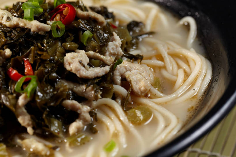 面食,面条,无人,横图,俯视,室内,特写,白天,烹饪,中餐,餐桌,桌子,辣椒,一堆,许多,堆叠,堆积,竹制,布料,陶瓷,面,肉,料理,食品,陶瓷制品,很多,布纹,猪肉,雪菜肉丝面,雪菜,菜肴,美食,肉类,桌布,食物,一个,黑色,餐巾,容器,垫子,台布,碗,中式,佳肴,单个,餐台,中华料理,储藏,堆,竹制品,储存,肉食,辣角,红海椒,大椒,辣虎,广椒,豚肉,雪里红,辣子,红辣椒,海椒,番椒,餐桌布,彩图,高角度拍摄,雪里蕻,贮存,shjb1