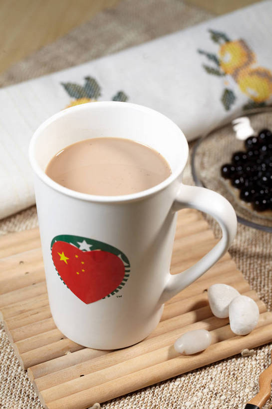 无人,竖图,俯视,室内,特写,白天,石头,餐桌,桌子,杯子,餐具,旗帜,国旗,玻璃,阴影,竹制,装饰,反射,布料,碟子,盘,石子,影子,珍珠,陶瓷,奶茶,陶瓷制品,饮品,一杯,布纹,五星红旗,玻璃制品,桌布,饮料,一个,盘子,餐巾,马克杯,水杯,垫子,碟,台布,鹅卵石,搅拌棒,遮,遮掩,单个,餐台,华丽,修饰,点缀,掩盖,竹制品,遮挡,可口,按摩石,中国国旗,遮盖,衬托,美观,雅致,雅观,掩饰,适口,旗,石块,搅棒,餐桌布,彩图,高角度拍摄,红地五星旗,中华人民共和国国旗,波霸奶茶,珍珠奶茶,shjb1