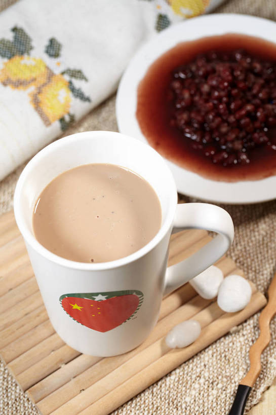 无人,竖图,俯视,室内,特写,白天,爱情,石头,餐桌,桌子,杯子,餐具,旗帜,国旗,玻璃,阴影,竹制,装饰,反射,布料,碟子,盘,石子,影子,陶瓷,红豆,奶茶,红豆沙,相思豆,陶瓷制品,饮品,一杯,布纹,五星红旗,玻璃制品,桌布,饮料,三个,一个,盘子,餐巾,马克杯,水杯,垫子,碟,台布,鹅卵石,搅拌棒,遮,遮掩,冬青,单个,餐台,华丽,修饰,点缀,掩盖,竹制品,遮挡,可口,按摩石,中国国旗,豆沙,遮盖,相思,衬托,美观,雅致,雅观,掩饰,适口,旗,石块,搅棒,餐桌布,彩图,高角度拍摄,红地五星旗,中华人民共和国国旗,豆蓉,红豆泥,shjb1,红豆奶茶