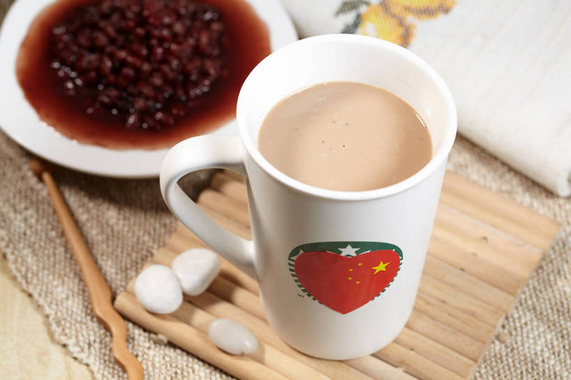 无人,横图,俯视,室内,特写,白天,爱情,石头,餐桌,桌子,杯子,餐具,旗帜,国旗,玻璃,阴影,竹制,装饰,反射,布料,碟子,盘,石子,影子,陶瓷,红豆,奶茶,红豆沙,相思豆,陶瓷制品,饮品,一杯,布纹,五星红旗,玻璃制品,桌布,饮料,三个,一个,盘子,餐巾,马克杯,水杯,垫子,碟,台布,鹅卵石,搅拌棒,遮,遮掩,冬青,单个,餐台,华丽,修饰,点缀,掩盖,竹制品,遮挡,可口,按摩石,中国国旗,豆沙,遮盖,相思,衬托,美观,雅致,雅观,掩饰,适口,旗,石块,搅棒,餐桌布,彩图,高角度拍摄,红地五星旗,中华人民共和国国旗,豆蓉,红豆泥,shjb1,红豆奶茶