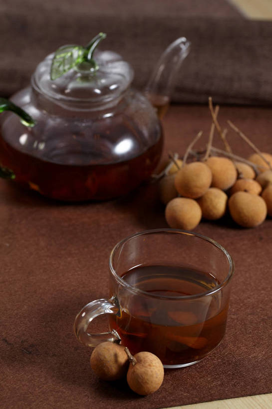 无人,竖图,俯视,室内,特写,白天,幸福,餐桌,茶,桌子,杯子,水果,玻璃,新鲜,布料,壶,生食,茶叶,食品,果实,布纹,娱乐,玻璃制品,水壶,桌布,食物,餐巾,茶壶,容器,水杯,台布,享受,休闲,温馨,桂圆,龙眼,放松,乐趣,有机食品,绿色食品,餐台,提神,舒适,醒脑,水果茶,果茶,鲛泪,骊珠,亚荔枝,燕卵,圆眼,茶杯,餐桌布,彩图,高角度拍摄,shjb1,桂圆茶